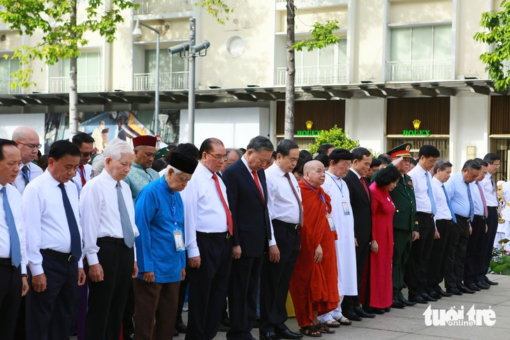 Tổng Bí thư, Chủ tịch nước Tô Lâm dự lễ kỷ niệm 50 năm thành phố Hồ Chí Minh vinh dự mang tên Bác - Ảnh 6.