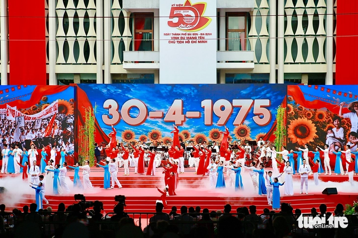 Tổng Bí thư, Chủ tịch nước Tô Lâm dự lễ kỷ niệm 50 năm thành phố Hồ Chí Minh vinh dự mang tên Bác - Ảnh 1.
