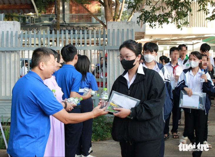 Học sinh điểm cao vẫn trượt lớp 10, Đắk Lắk bổ sung gần 600 chỉ tiêu - Ảnh 1.