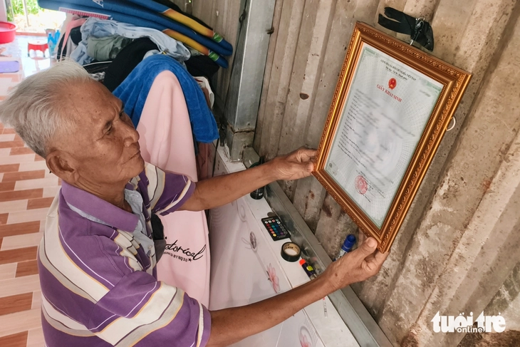 Cụ ông 80 tuổi ấm lòng khi lần đầu có giấy khai sinh - Ảnh 3.
