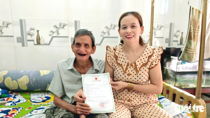 Cụ ông 80 tuổi ấm lòng khi lần đầu có giấy khai sinh - Ảnh 1.