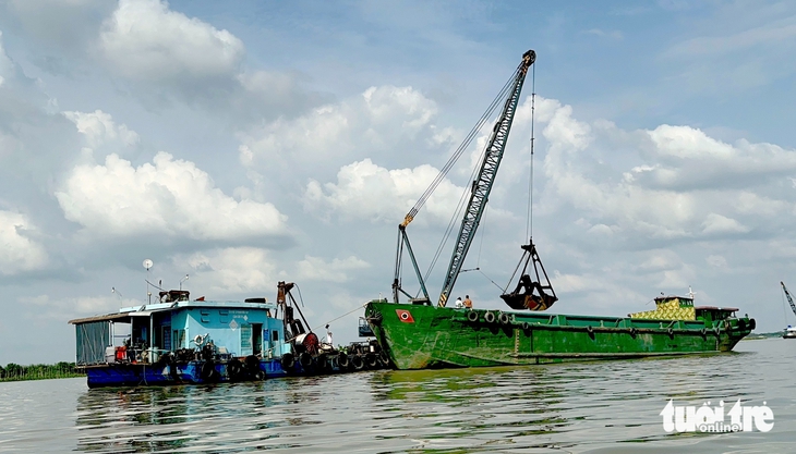 Đồng Tháp tiếp tục khai thác 17 mỏ cát phục vụ 6 dự án trọng điểm của trung ương - Ảnh 1.