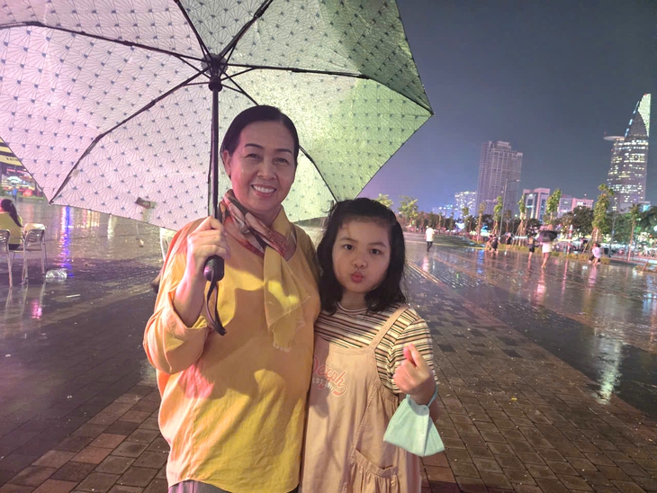 Người dân đội mưa đi ngắm pháo hoa mừng 50 năm thành phố mang tên Bác - Ảnh 2.