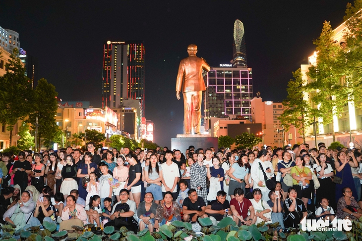 Người dân đội mưa, nô nức đổ về trung tâm xem 3D Mapping trong đêm kỷ niệm 50 năm thành phố mang tên Bác - Ảnh 1.