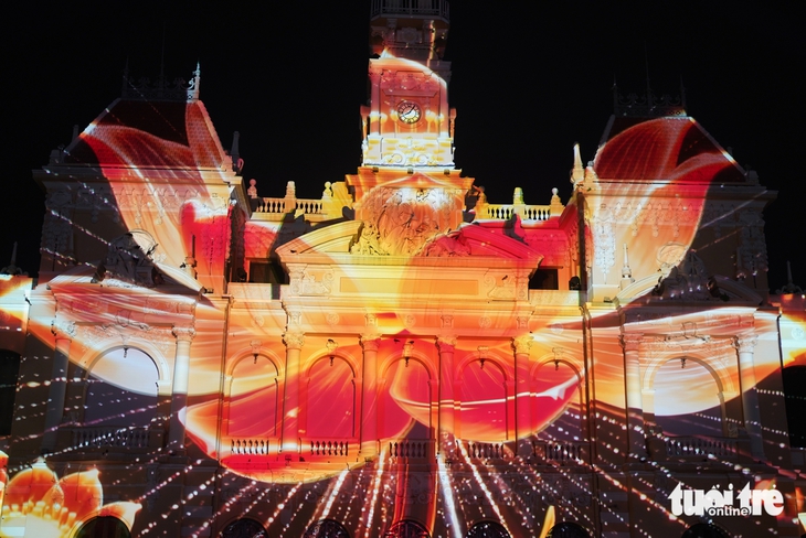 Người dân đội mưa, nô nức đổ về trung tâm xem 3D Mapping trong đêm kỷ niệm 50 năm thành phố mang tên Bác - Ảnh 8.