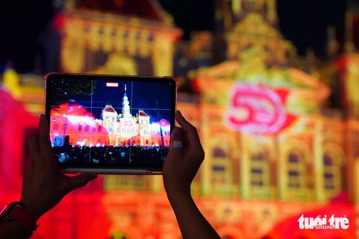 Người dân đội mưa, nô nức đổ về trung tâm xem 3D Mapping trong đêm kỷ niệm 50 năm thành phố mang tên Bác - Ảnh 12.