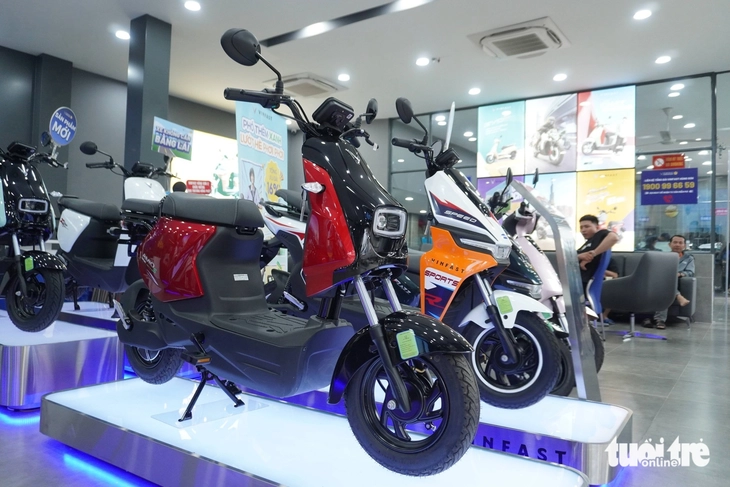 Cận cảnh xe máy điện VinFast Amio S: Giá thực tế dưới 12 triệu, 65km/sạc, hết điện vẫn đi được nhờ một chi tiết - Ảnh 1.