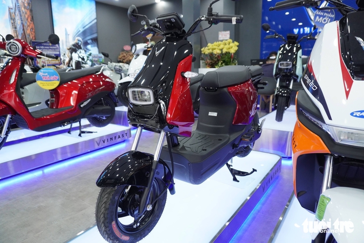 Cận cảnh xe máy điện VinFast Amio S: Giá thực tế dưới 12 triệu, 65km/sạc, hết điện vẫn đi được nhờ một chi tiết - Ảnh 2.