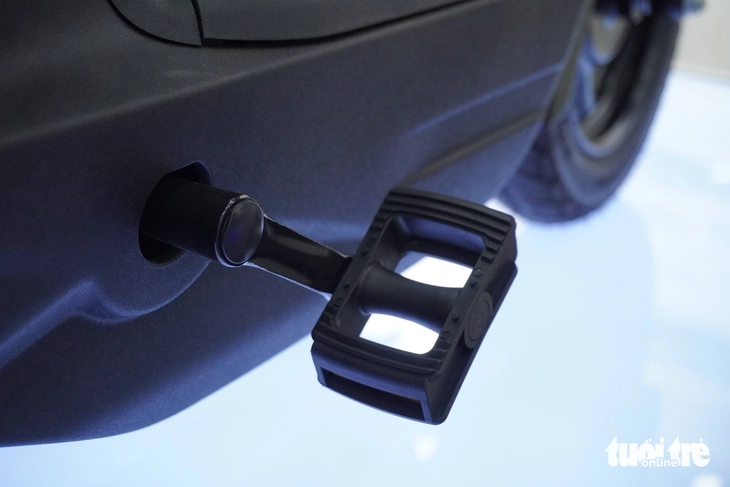 Cận cảnh xe máy điện VinFast Amio S: Giá thực tế dưới 12 triệu, 65km/sạc, hết điện vẫn đi được nhờ một chi tiết - Ảnh 6.