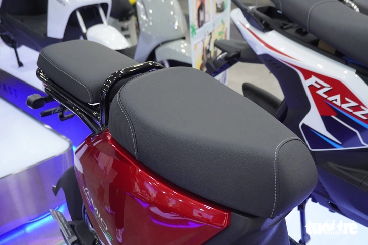 Cận cảnh xe máy điện VinFast Amio S: Giá thực tế dưới 12 triệu, 65km/sạc, hết điện vẫn đi được nhờ một chi tiết - Ảnh 8.