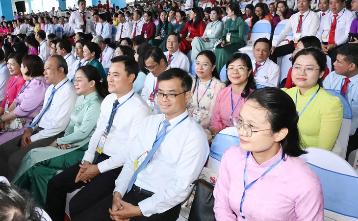 Tổng Bí thư, Chủ tịch nước Tô Lâm dự lễ kỷ niệm 50 năm thành phố Hồ Chí Minh vinh dự mang tên Bác - Ảnh 6.