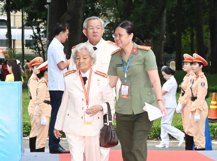 Tổng Bí thư, Chủ tịch nước Tô Lâm dự lễ kỷ niệm 50 năm thành phố Hồ Chí Minh vinh dự mang tên Bác - Ảnh 5.