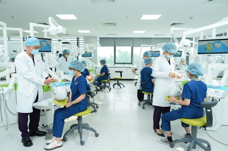 Trường đại học công bố điểm sàn ngành y khoa, răng hàm mặt - Ảnh 1.