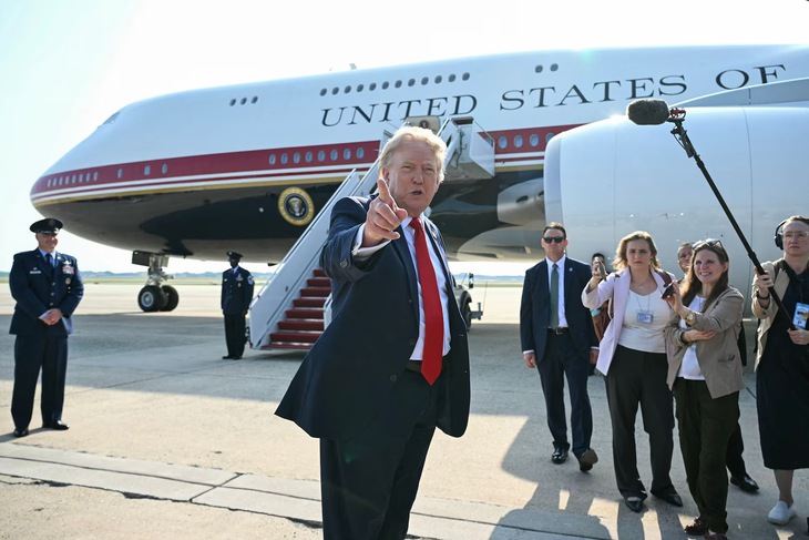 Ông Trump 'hào hứng' bay chuyến đầu tiên trên Air Force One do Qatar tặng - Ảnh 1.