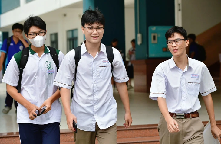 Điểm chuẩn đại học sẽ phân hóa mạnh theo từng tổ hợp - Ảnh 2.