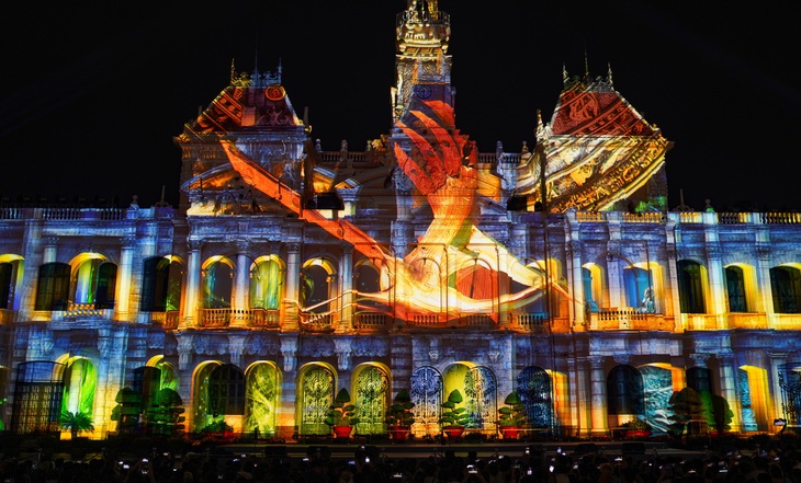 Người dân đội mưa, nô nức đổ về trung tâm xem 3D Mapping trong đêm kỷ niệm 50 năm thành phố mang tên Bác - Ảnh 19.