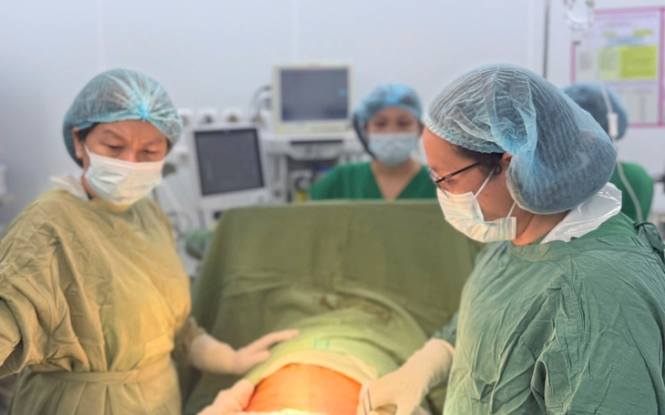 Chạy đua cứu sản phụ bị nhau cài răng lược, nguy cơ sốc mất máu - Ảnh 2.