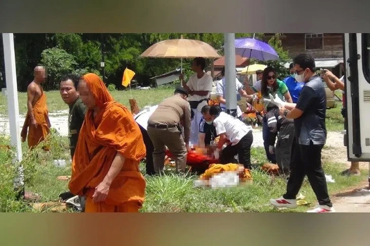 Thái Lan: Bé trai 11 tuổi lái xe bán tải đâm vào đoàn hành hương, 8 nhà sư thiệt mạng - Ảnh 1.