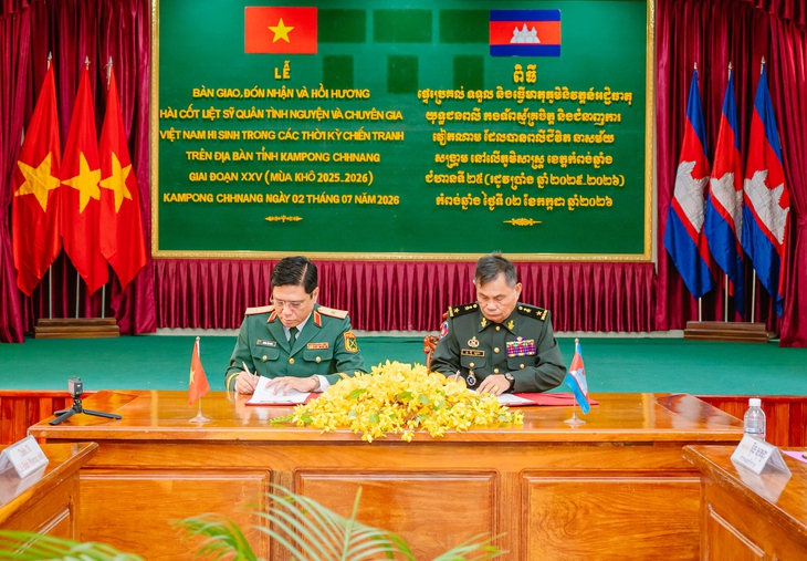 Hồi hương 12 hài cốt liệt sĩ từ Campuchia - Ảnh 1.
