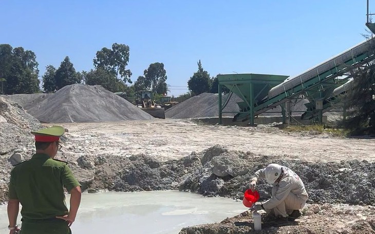 Một trạm bê tông ở Dung Quất đổ trái phép hơn 1.800 tấn chất thải - Ảnh 3.