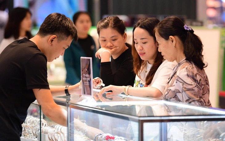 Thu nhập trung bình cao là gì, cơ hội và thách thức với Việt Nam ra sao? - Ảnh 2.