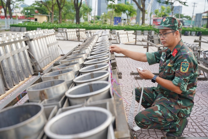 Cận cảnh trận địa pháo hoa tầm cao tại trung tâm TP chuẩn bị khai hỏa vào tối 2-7 - Ảnh 4.