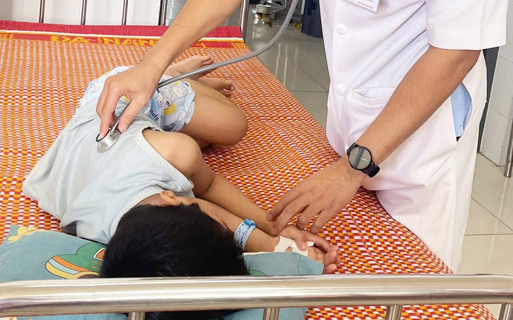 Lâm Đồng: 84 người nhập viện nghi ngộ độc sau khi ăn bánh mì - Ảnh 3.