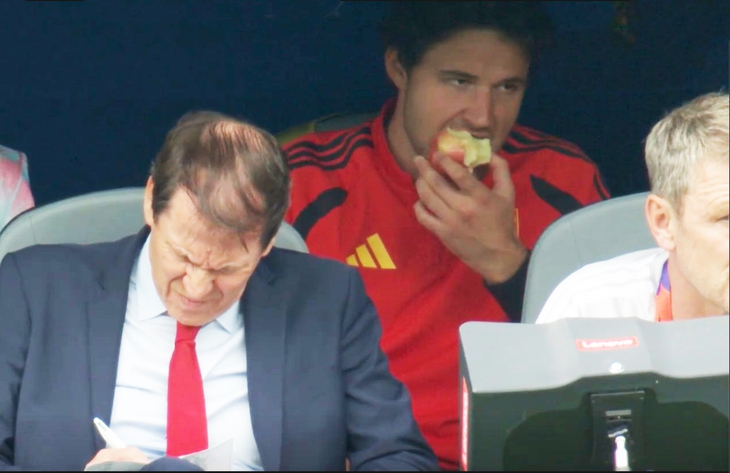 Thủ môn Man Utd bị trêu "ăn vì stress" khi tuyển Bỉ vất vả ở World Cup - Ảnh 1.
