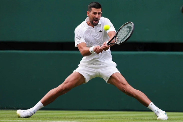 Djokovic trêu chọc cô bé nhặt bóng tại Wimbledon 2026 - Ảnh 1.