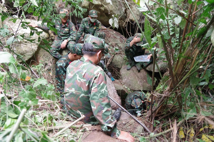 Đà Nẵng tìm thấy thêm 2 hài cốt liệt sĩ trong hang đá nơi từng phát hiện 5 hài cốt trước đó - Ảnh 1.