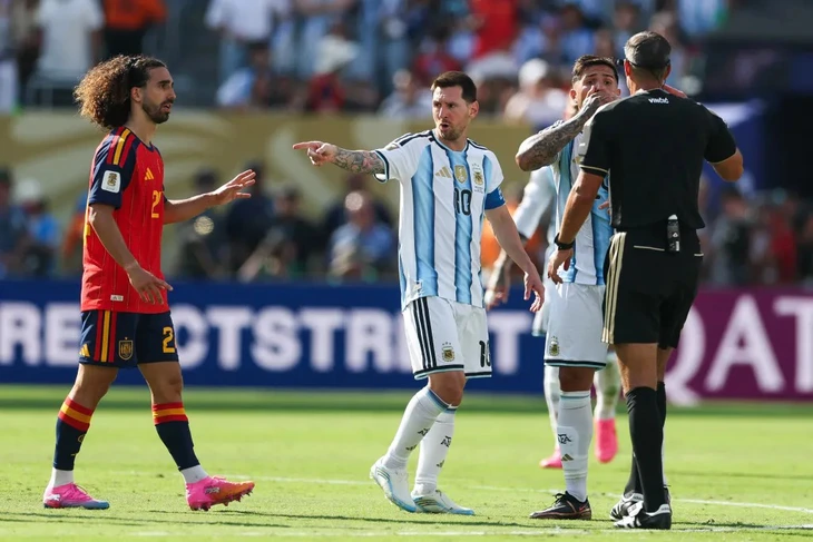 Messi bị chỉ trích vì hành vi tiểu xảo đòi thẻ đỏ - Ảnh 1.