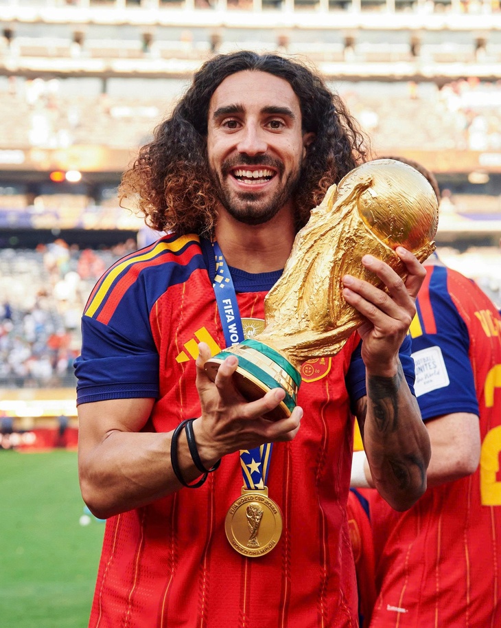 Marc Cucurella tuyển Tây Ban Nha xách cúp vô địch World Cup bằng túi ni lông - Ảnh 1.