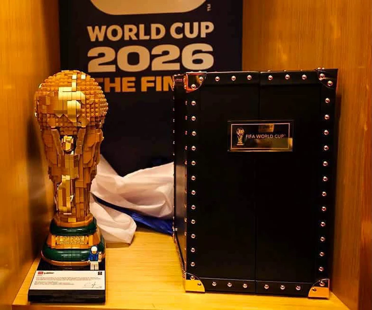 Có thật Cucurella đựng cúp vàng FIFA trong túi nilon mang về? - Ảnh 1.