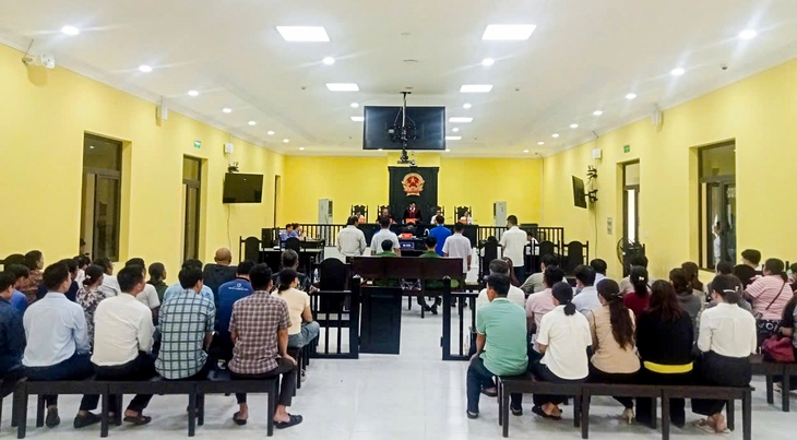 Tuyên án hơn 53 năm tù vụ đưa, nhận hối lộ trong đăng kiểm tàu cá ở Cà Mau - Ảnh 1.