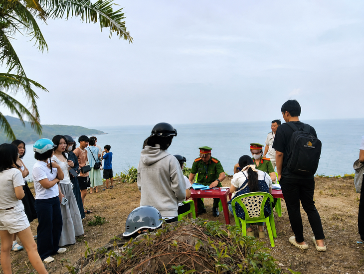Đà Nẵng dẹp điểm ngắm cảnh 'chill chill', hủ tiếu mực lấn vỉa hè và đường lên Sơn Trà - Ảnh 2.