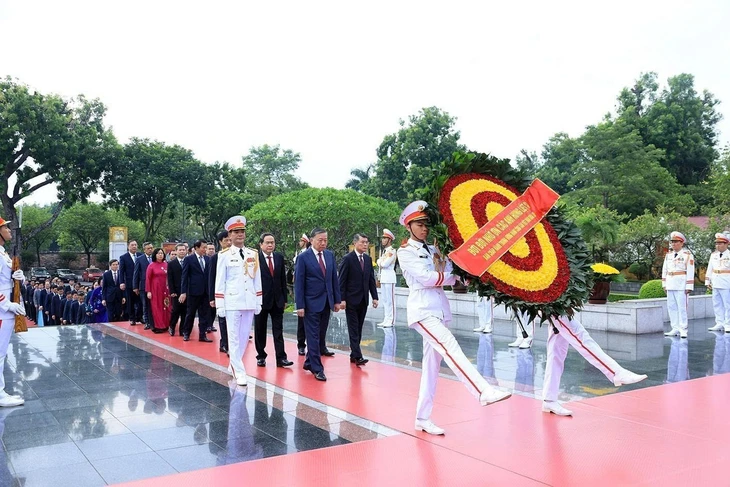Ban Chấp hành Trung ương Đảng vào Lăng viếng Chủ tịch Hồ Chí Minh - Ảnh 3.