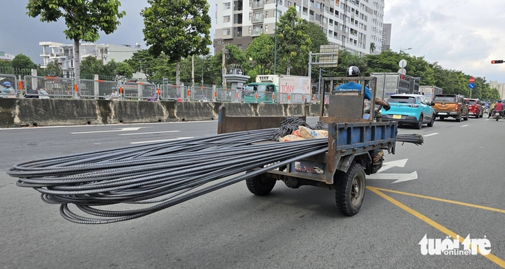CSGT TP.HCM sẽ xử lý các chủ cơ sở sử dụng xe ba gác, xe lôi tự chế chở hàng cồng kềnh - Ảnh 1.