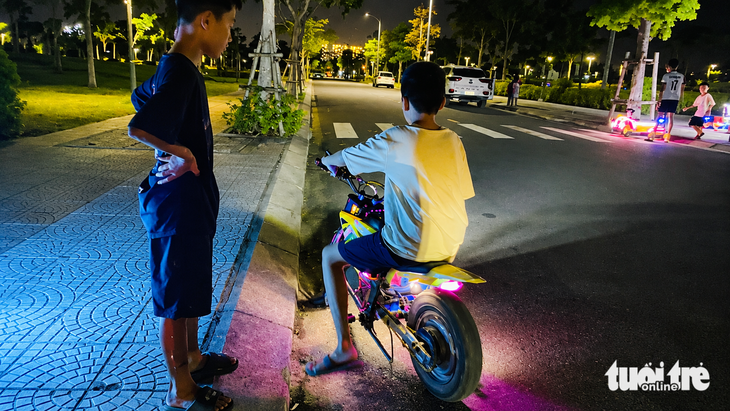 Giao xe điện cho trẻ em tiềm ẩn nguy cơ tai nạn xe điện trẻ em nghiêm trọng - Ảnh 1.