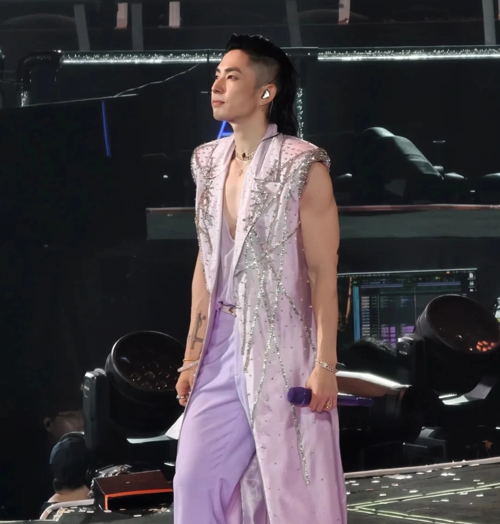 Mỹ nam Vườn sao băng diện thiết kế của Trần Hùng trong tour concert quốc tế - Ảnh 4.