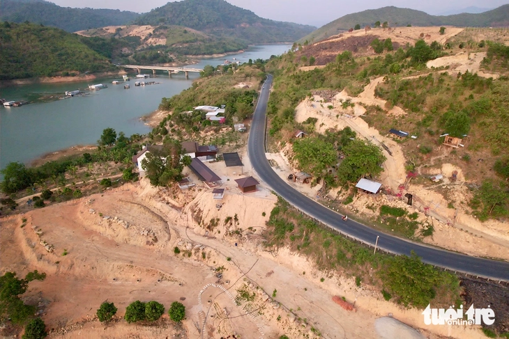 Tháo dỡ công trình 'săn view' lấn hành lang quốc lộ, lòng hồ thủy điện ở Đắk Lắk - Ảnh 1.