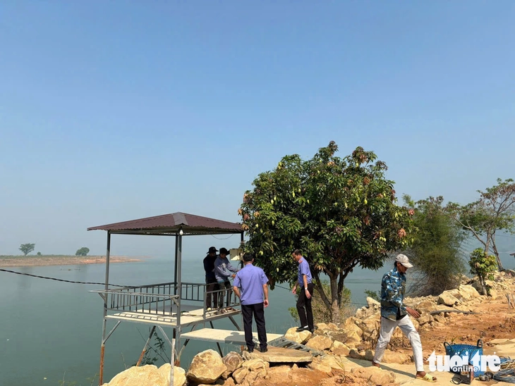 Tháo dỡ công trình 'săn view' lấn hành lang quốc lộ, lòng hồ thủy điện ở Đắk Lắk - Ảnh 2.