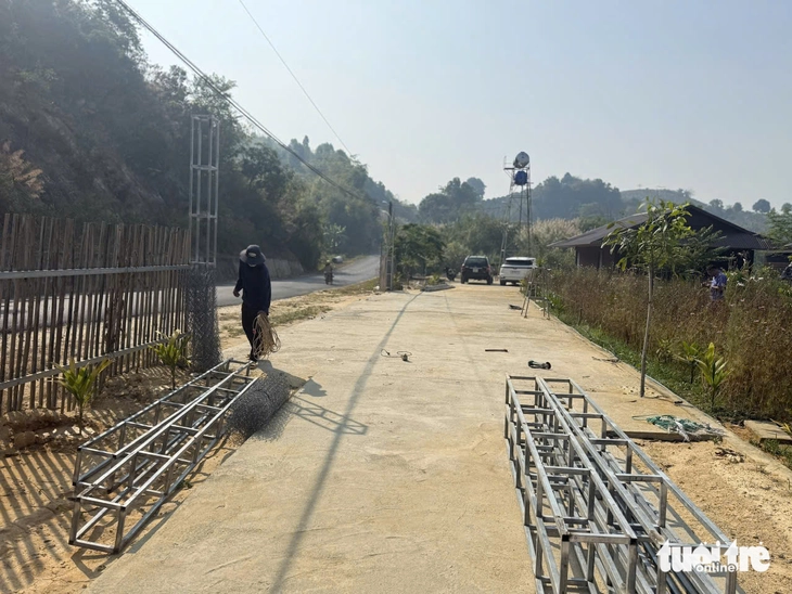 Tháo dỡ công trình 'săn view' lấn hành lang quốc lộ, lòng hồ thủy điện ở Đắk Lắk - Ảnh 3.