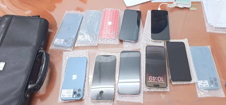 Đột nhập 2 cửa hàng điện thoại, 2 thanh niên trộm 45 iPhone trị giá hơn 456 triệu đồng - Ảnh 3.