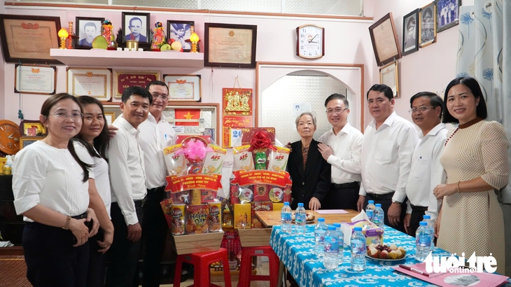 Lãnh đạo Thành ủy TP.HCM thăm, tri ân gia đình chính sách - Ảnh 1.