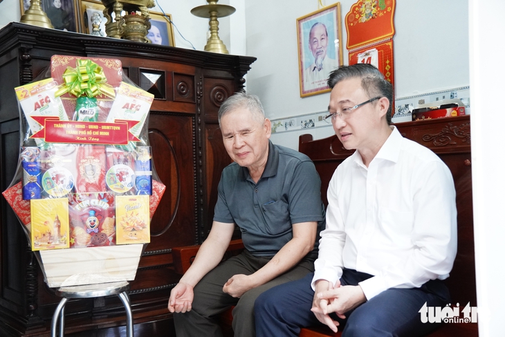 Lãnh đạo Thành ủy TP.HCM thăm, tri ân gia đình chính sách - Ảnh 2.