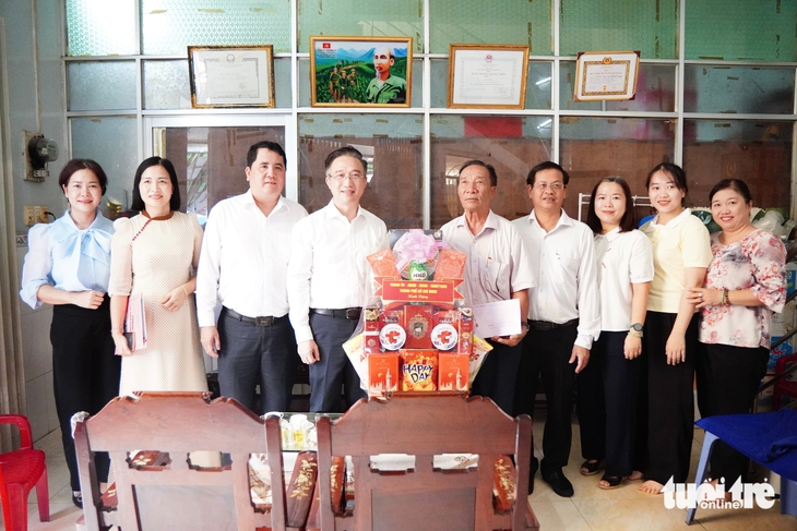 Lãnh đạo Thành ủy TP.HCM thăm, tri ân gia đình chính sách - Ảnh 3.