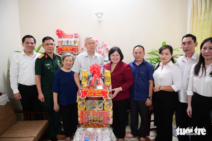 Lãnh đạo Thành ủy TP.HCM thăm, tri ân gia đình chính sách - Ảnh 4.