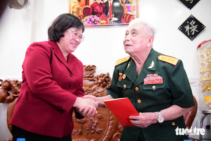 Lãnh đạo Thành ủy TP.HCM thăm, tri ân gia đình chính sách - Ảnh 6.