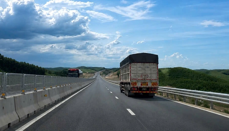 Xe tải không đạt 60km/h trên cao tốc Vạn Ninh - Cam Lộ có bị camera AI xử phạt? - Ảnh 1.