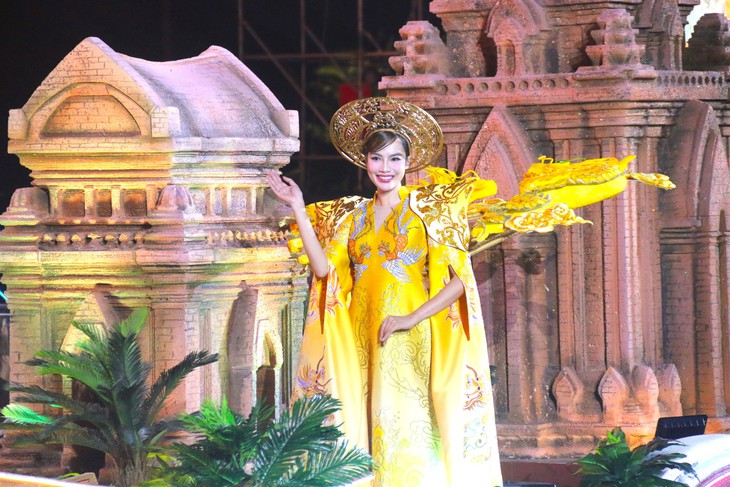 Gần 800.000 lượt khách đến Khánh Hòa trong 3 ngày diễn ra Festival Biển - Ảnh 1.